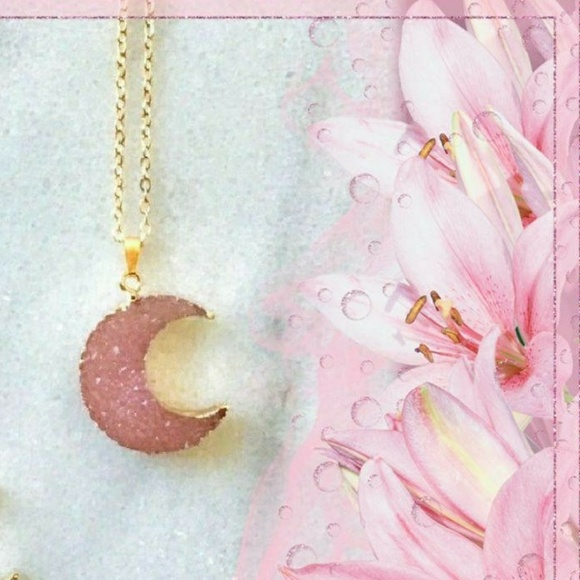 LAST ONE🌛CRESCENT🌜MOON NECKLACE 📿 - Picture 2 of 5
